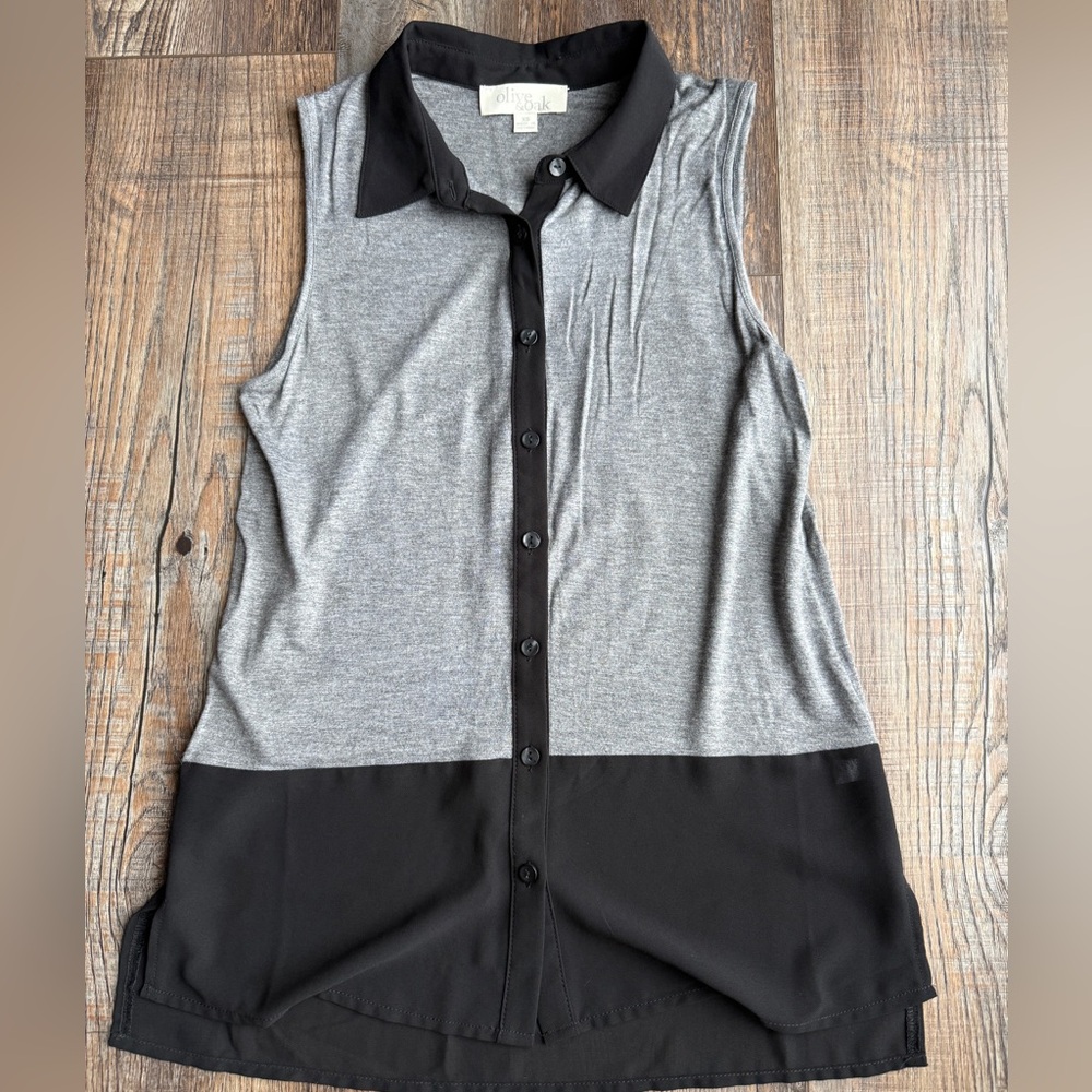 Olive & Oak Gray and Black Sleeveless Button-Down Shirt